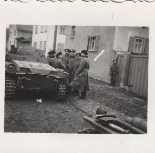 Foto Panzerfahrer schwarze Baretts Rast am Panzer im Ort StuG. Tanks Combat WWII