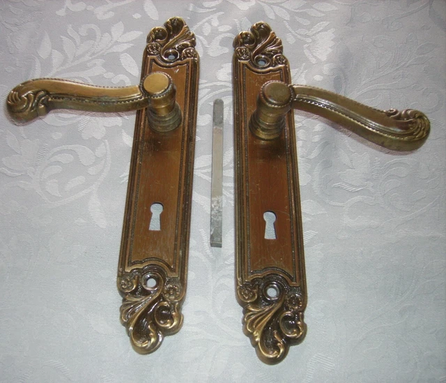 Lot Ancien De Poignées Et Plaques De Porte Style Louis XV En Laiton - Occasion