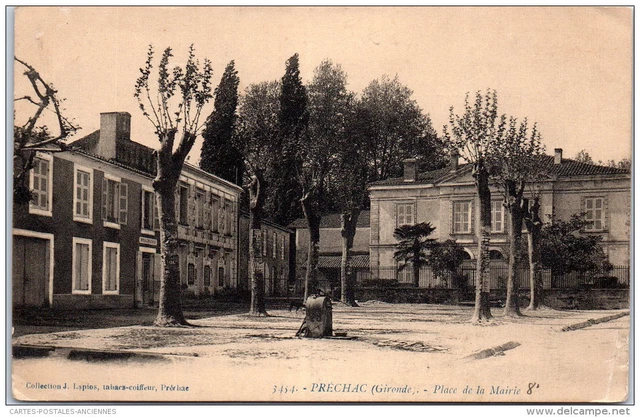 33 PRECHAC - la place de la mairie.