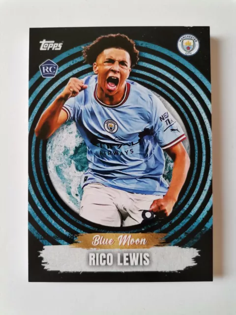 Juego de equipos Topps Manchester City 22/23 - Rico Lewis radiocontrol novato azul inserto luna