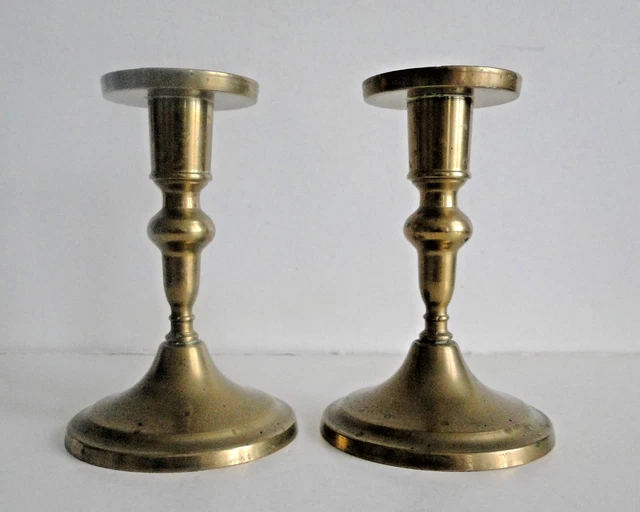LOT de 4 BOUGEOIRS LAITON à POUSSOIRS 2 PLUS ANCIENS sortis de grenier déco D