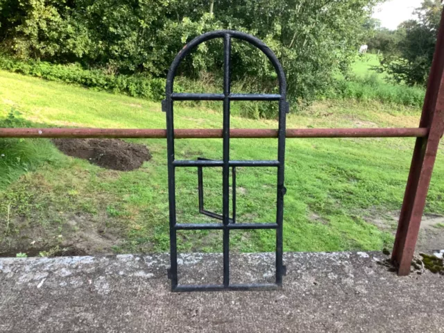 Antikes Stallfenster aus Gusseisen, Rundbogen, m.Tür, Gussfenster, 93cm x 41,5cm Antikes Stallfenster aus Gusseisen, Rundbogen, m.Tür, Gussfenster, 93cm x 41,5cm