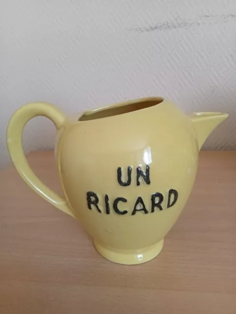 Ancien Pichet Ricard Jaune En Ceramique Un Ricard Ecriture Noire Petit Pied 1960