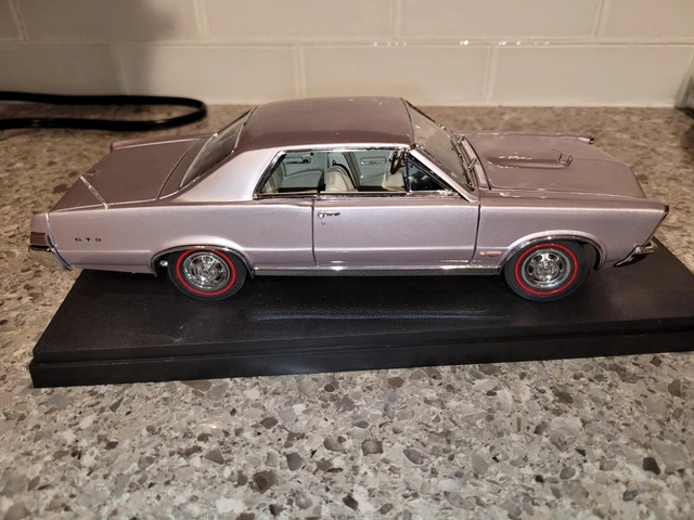 Danbury Mint 1965 Pontiac GTO 1:24 with Mint with Acrylic Display Case