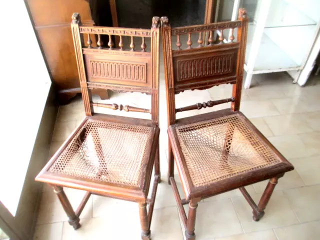2 SEDIE Antiche ( legno NOCE, Intaglio FINE- RIFARE SEDUTE)  VAR -URDE