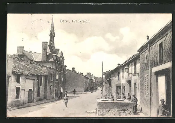 CPA Berru, vue de la rue avec des soldats en uniforme, l'Église 1916