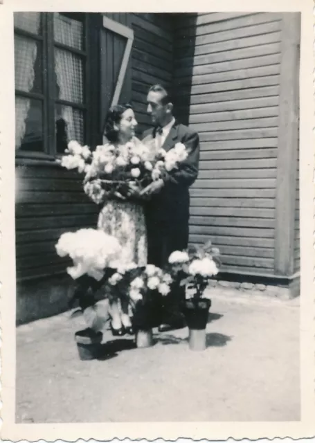 Snapshot couple homme femme avec fleurs man woman flowers vernacular