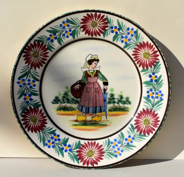 Assiette en faïence HB Quimper - décor de femme bretonne