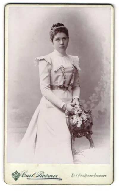 Fotografie Carl Pietzner, Teplitz / Elbe, hübsche Frau im weißen Kleid mit Blum