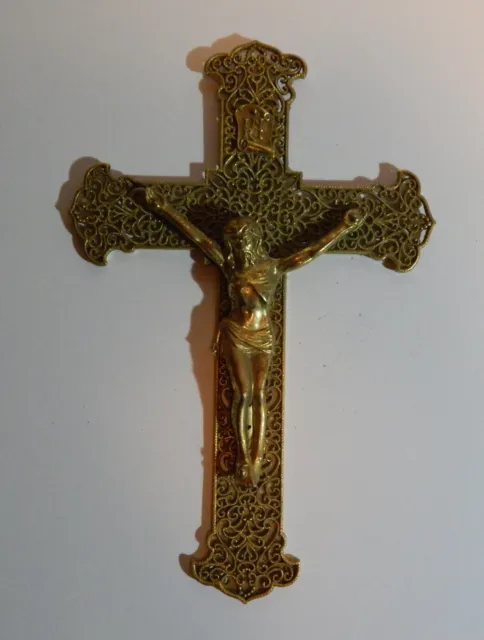 VINTAGE ORNATE FILIGREE Brass & Gilded Metal Wall Crucifix INRI Jesus ...