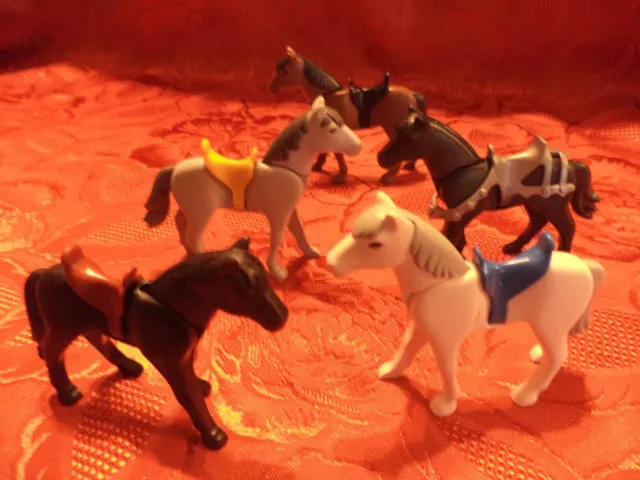 playmobil lot de 5 chevaux avec selles   tbe