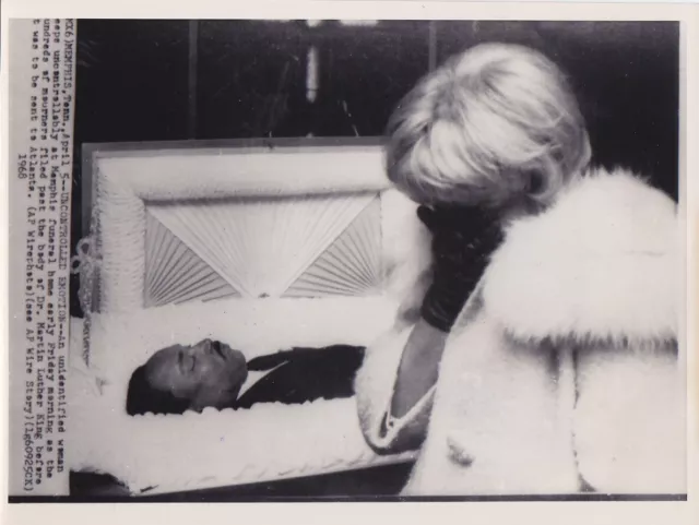Woman Viewing Body of MARTIN LUTHER KING Funeral 1968 Vintage CIVIL RIGHTS photo