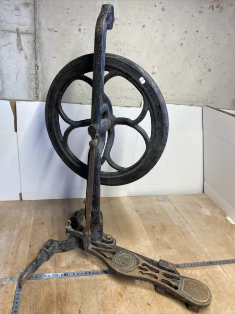 n° 2 OLD  TOOL , OUTIL ANCIEN DE DENTISTE XIXe, pied à pédale en fonte Lampe