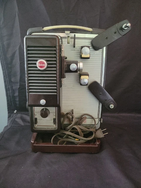 VINTAGE MODEL 8-500 8mm CINE-KODAK SHOWTIME 8 MOVIE PROJECTOR