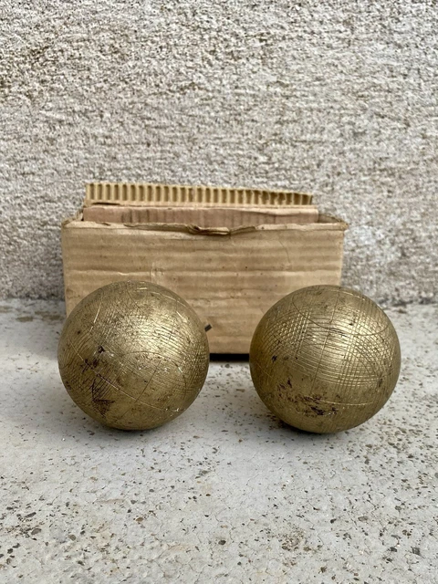 Boule lyonnaise rustique en buis : boule de pétanque clouée, fabriquée à la main en France - France