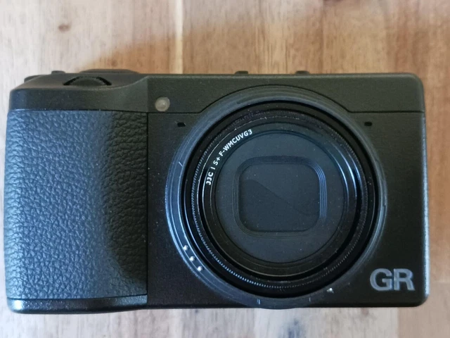 MINT RICOH GR IIIx -SHUTTER COUNT: 372 - Black 24.2 MEGAPIXELS-LENS 26.1mm