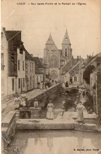 CPA de VARZY (58 Nièvre), Rue Saint-Pierre, animée, années 1910