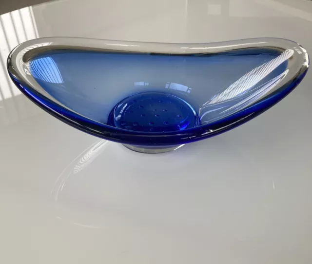 Mid Century 1960er Jahre blaue Kunst Glas Mittelstück Schüssel mit kontrollierter Luftblasenbasis 3