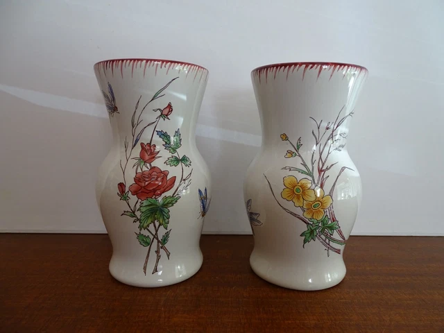 Paire de petit vases faience de Sarreguemines décor papillons insectes fleurs