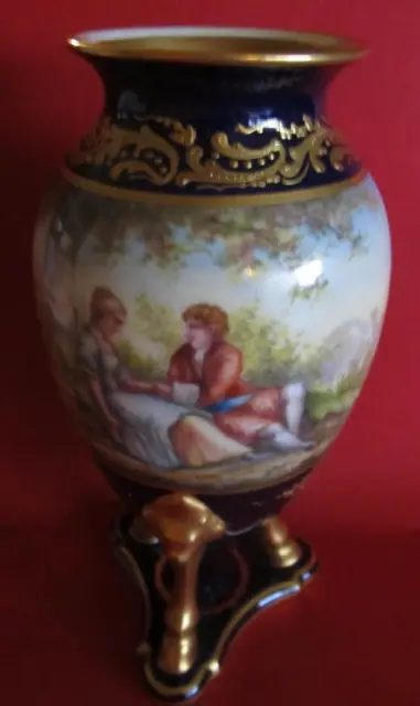 Pot vase en porcelaine de Sèvres décor scène galante