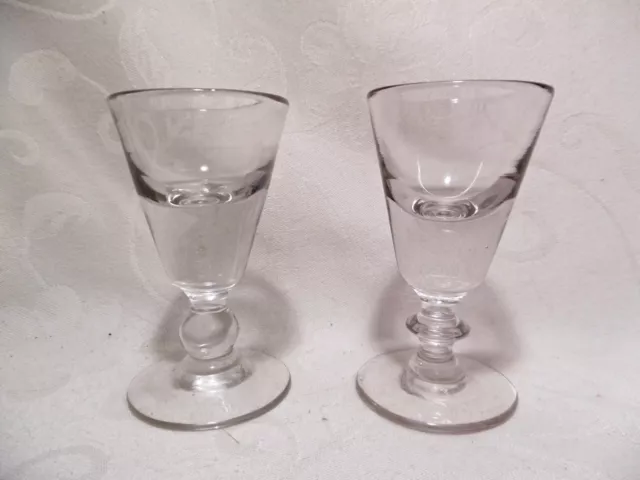 DEUX PETITS VERRES ANCIEN EN VERRE SOUFFLÉ  - Ht 10,5 cm - JAMBAGES DIFFÉRENTS