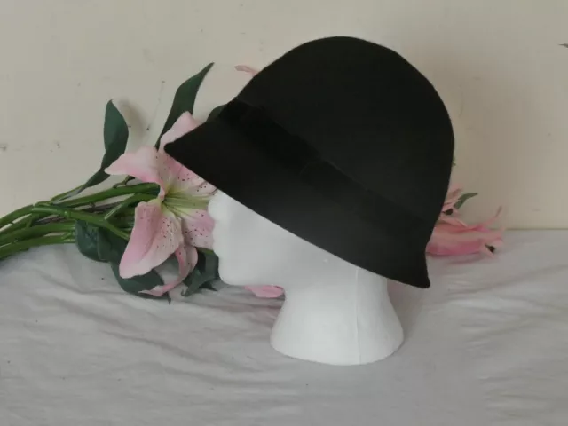 Cappello campana vintage anni '70 stile anni '30 lana nera con fiocco di velluto (M) in perfette condizioni