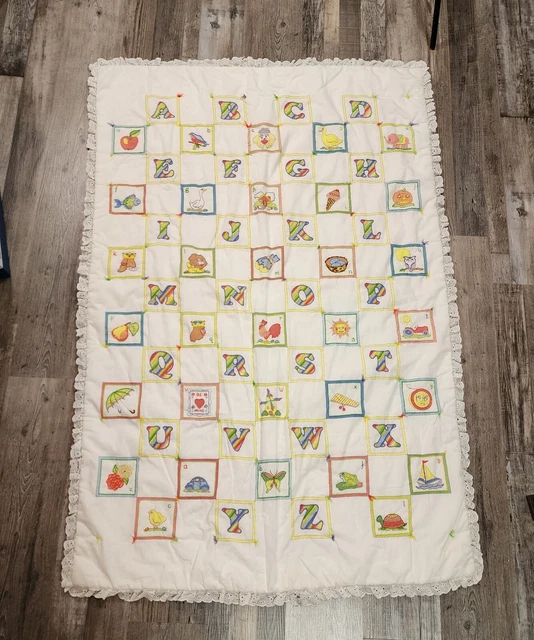 Aplique y bordado de cubierta ABC aproximadamente 40"" x 59"" usado LEER Desc