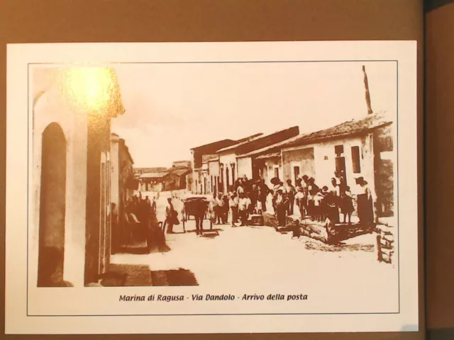 Riproduzione Cartolina Antica Di Marina Di Ragusa Via Dandolo Arrivo Della Posta