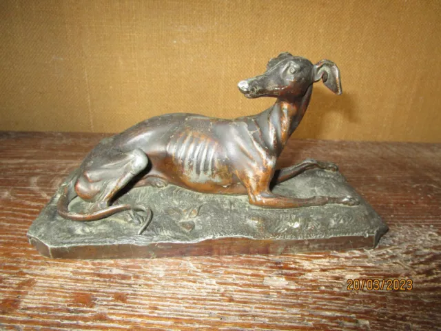 Statuette ancienne lévrier en régule