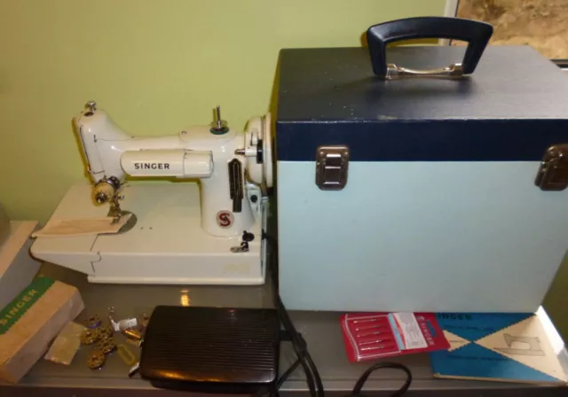Máquina de coser peso pluma Cantante blanca 221K con accesorios LIBRO DE INSTRUCCIONES