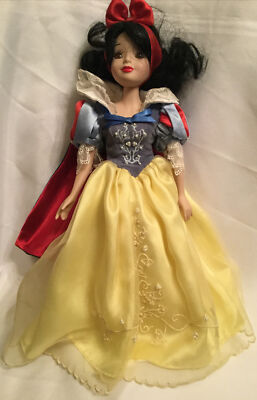 Disney Princess 16" Snow White 2001 Brass Key Keepsake Porcelain Doll With Stand
