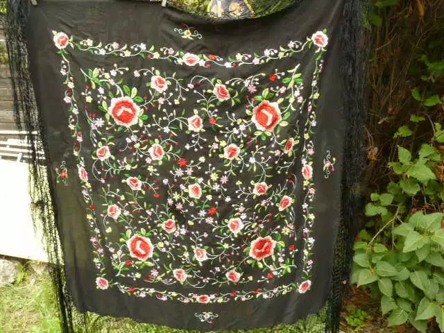 Grand châle ancien - Piano Shawl - brodé de fleurs et semi de petites fleurs