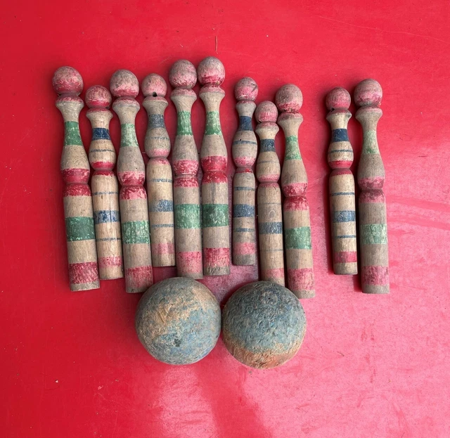 Ancien jeu de quille bois avec 2 boules PROCHE DU NEUF