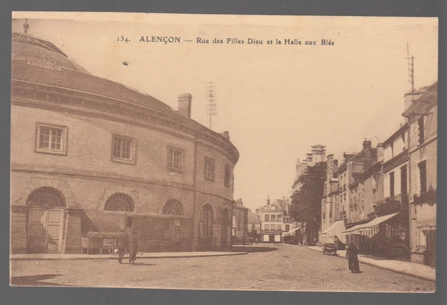 CPA animée - ALENCON - RUE DES FILLES DIEU ET LA HALL AUX BLES - ORNE 61 - non c