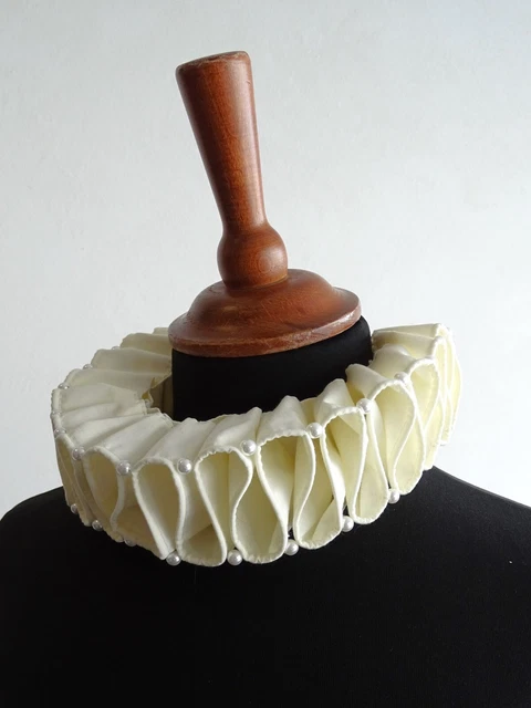 Collo macina da mulino beige con perle chiare collare elisabettiano Tudor colletto