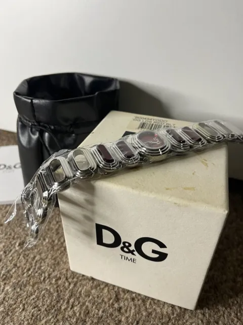 D&G Dolce and Gabbana Uhr Damenarmband mit roten Steinen in Tasche & Box Neu