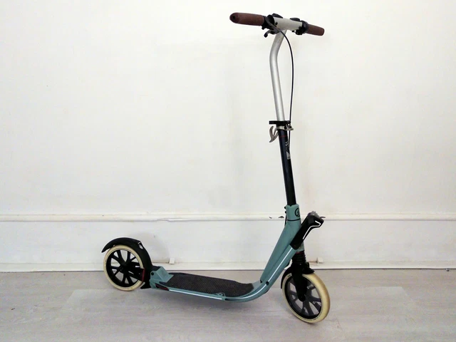 Trottinette OXELO Town 9 roues diamètre 200mm pour enfants à partir de 7 ans jusqu'à 100kg en bonne état