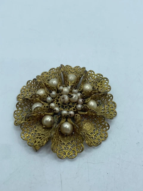 Jolie broche avec pierres et strass gris et noir sur métal doré qualité
