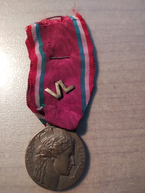 Medaglia con nastrino - Volontario di guerra - Per l'Italia - med. partigiana