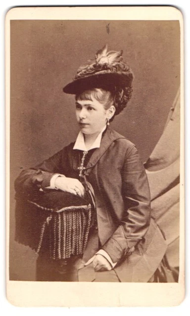 Fotografie Otto Reitmayer, München, Schüssel-Passage, Portrait junge Frau im Sa