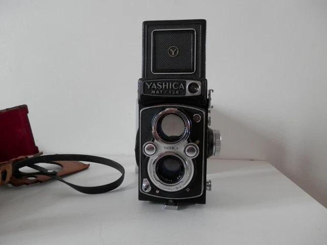 Appareil photo YASHICA MAT 124 - avec étui