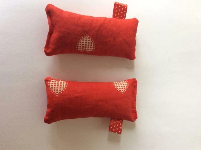 Calentadores de mano, hechos a mano a pedido, regalo de Navidad ideal, corazones crema en rojo