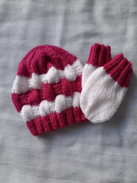 Cappello e guanti per bambini lavorati a mano taglia 0-3 mesi.