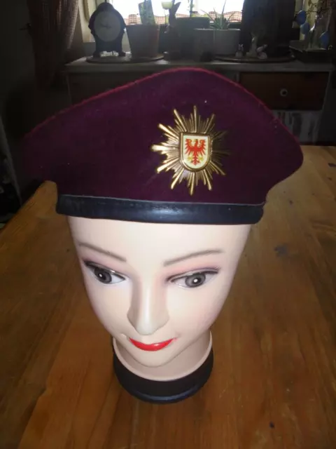 Barett Polizei Brandenburg Gr. 55, rot, obsolet aus Sammlung