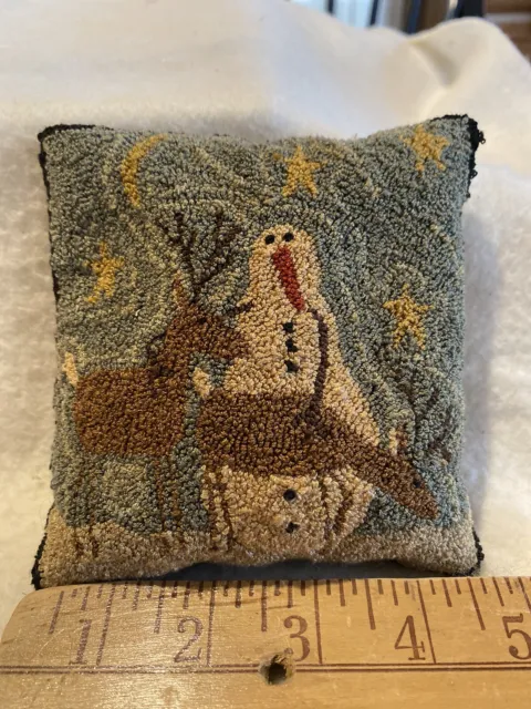 Pequeña almohada punzón con aguja hecha a mano muñeco de nieve ciervo té manchado primitivo