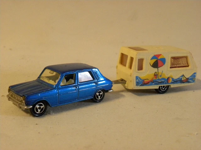 Majorette First Ever 60 Ans – Voiture Miniature Métal 7,5 Cm Avec Figurine Et Pneus Caoutchouc – 6 Couleurs Aléatoires – Coffret Rétro Collection