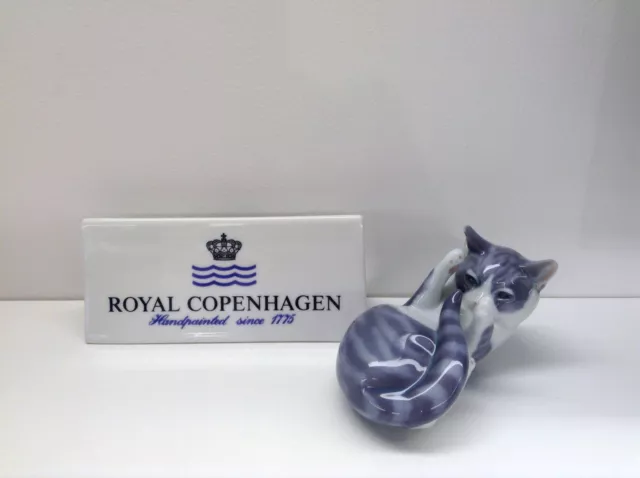 Royal Copenhagen Figurine no. 727 - Gatto sdraiato - Cat, playing