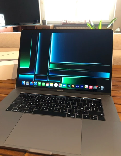 Apple MacBook Pro 15" Retina (512GB SSD, Intel Core i7 8a generazione, 2,6...