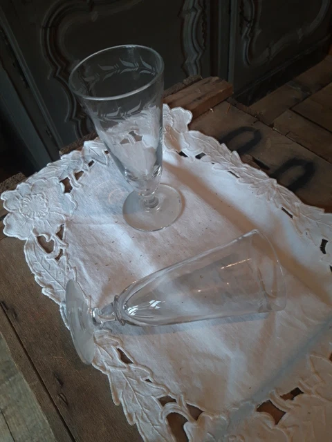 2 grands verres anciens frise gravée