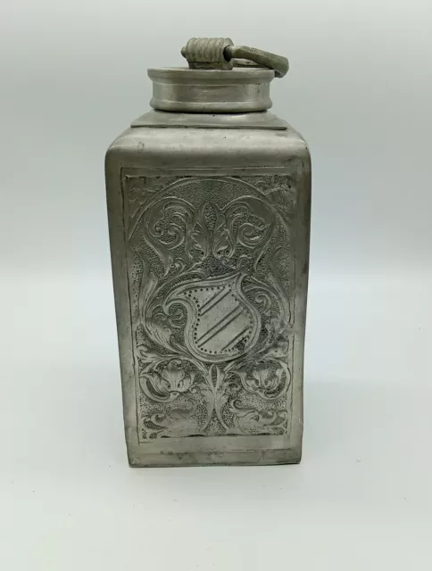 antike Flasche / antikes Gefäß mit Reliefdekor aus Alt Zinn D.12 U